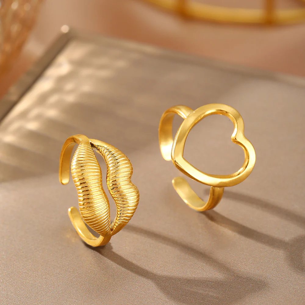 2pc Gold Heart & Lips Ring Set - Image 2
