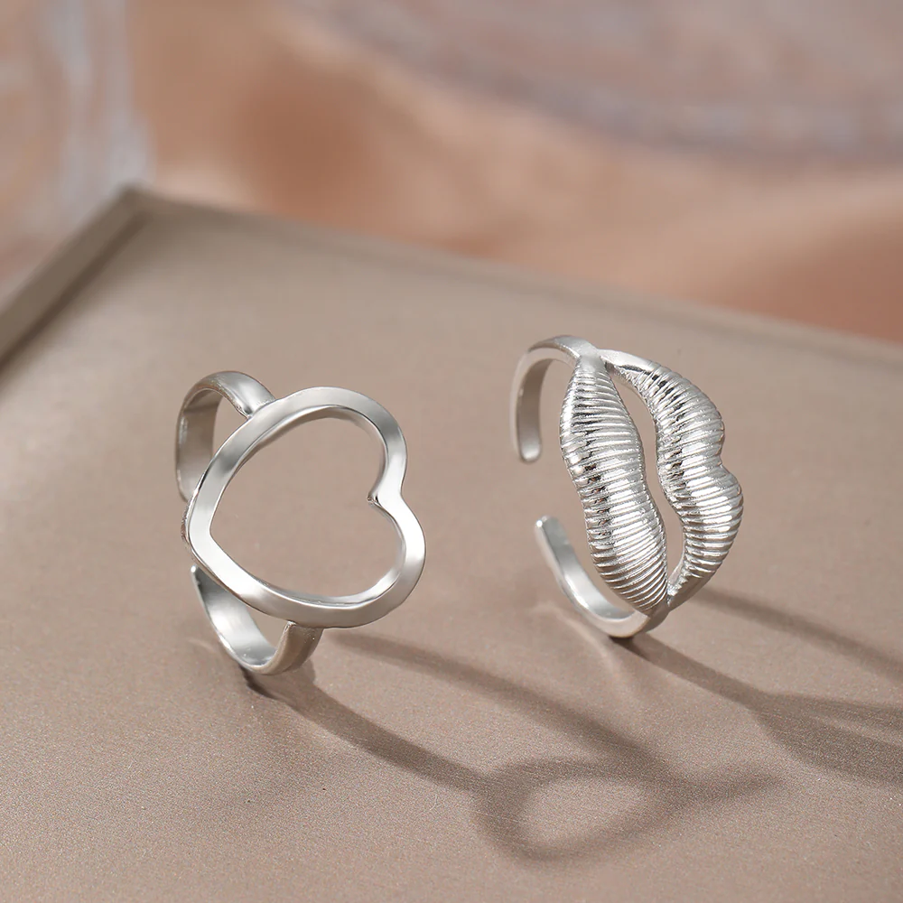 2pc Gold Heart & Lips Ring Set - Image 3