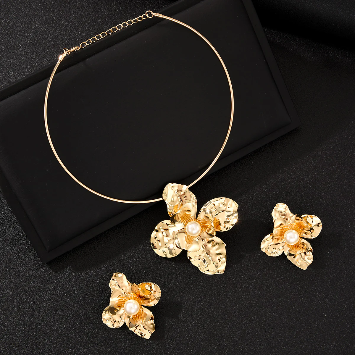 2pc Hammered Gold Floral Statement Necklace & Ring Set - Image 4