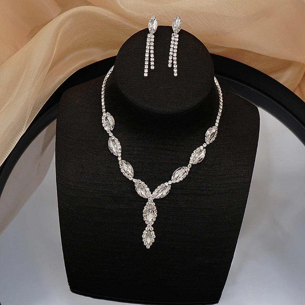 Claw Chain Earrings & Necklace Set - Image 2
