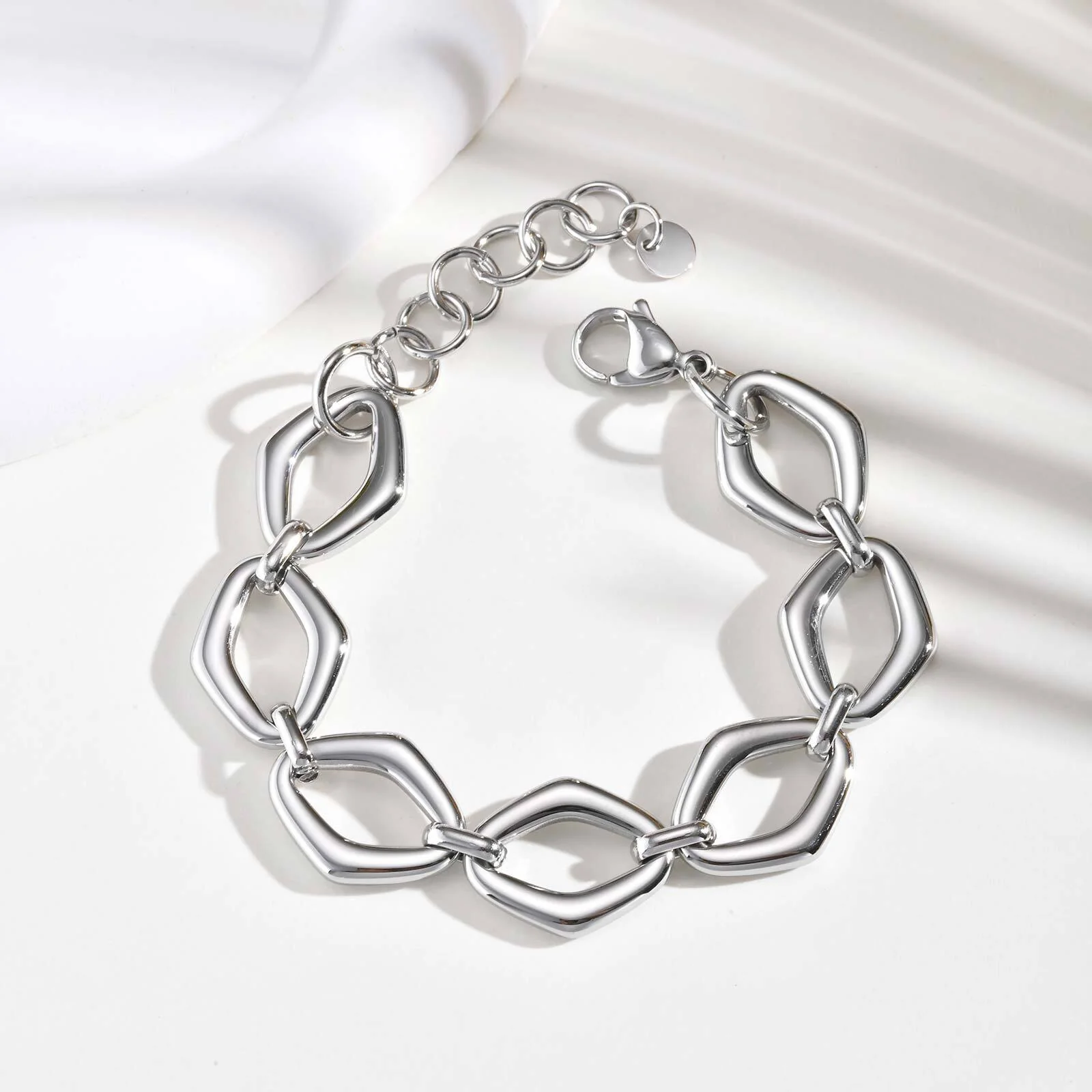 Diamond-Shaped Gold Link Bracelet - Image 3