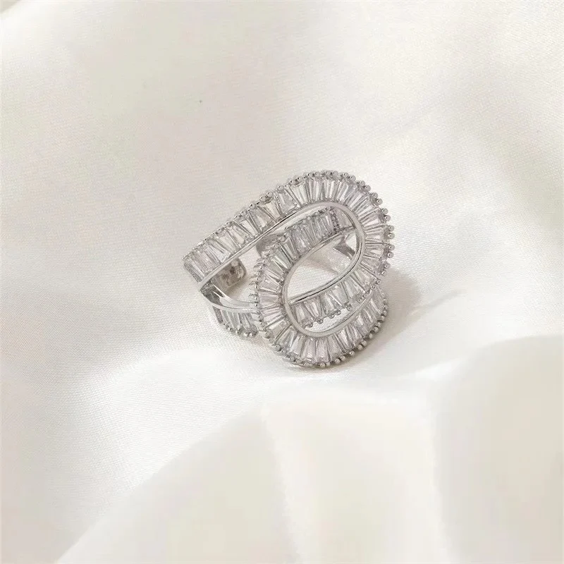 Elegant Intertwined Maze Ring - Image 4