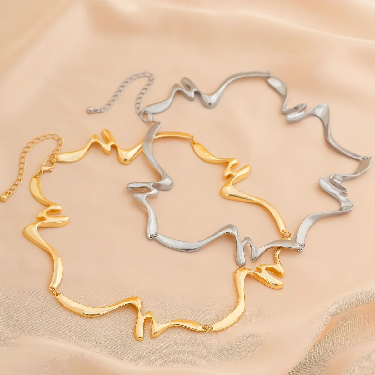 Elegant Irregular Wave Torques Necklace - Image 5