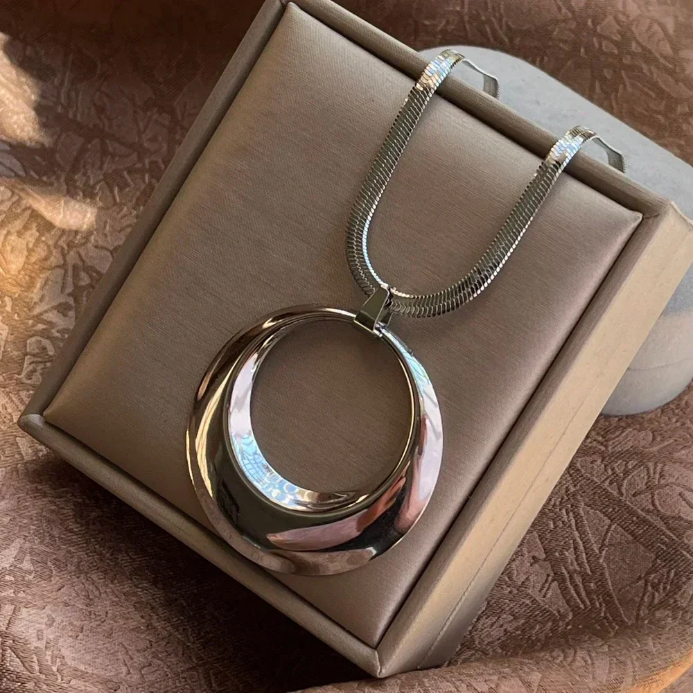 Exaggerated Big "O" Necklace - Image 2
