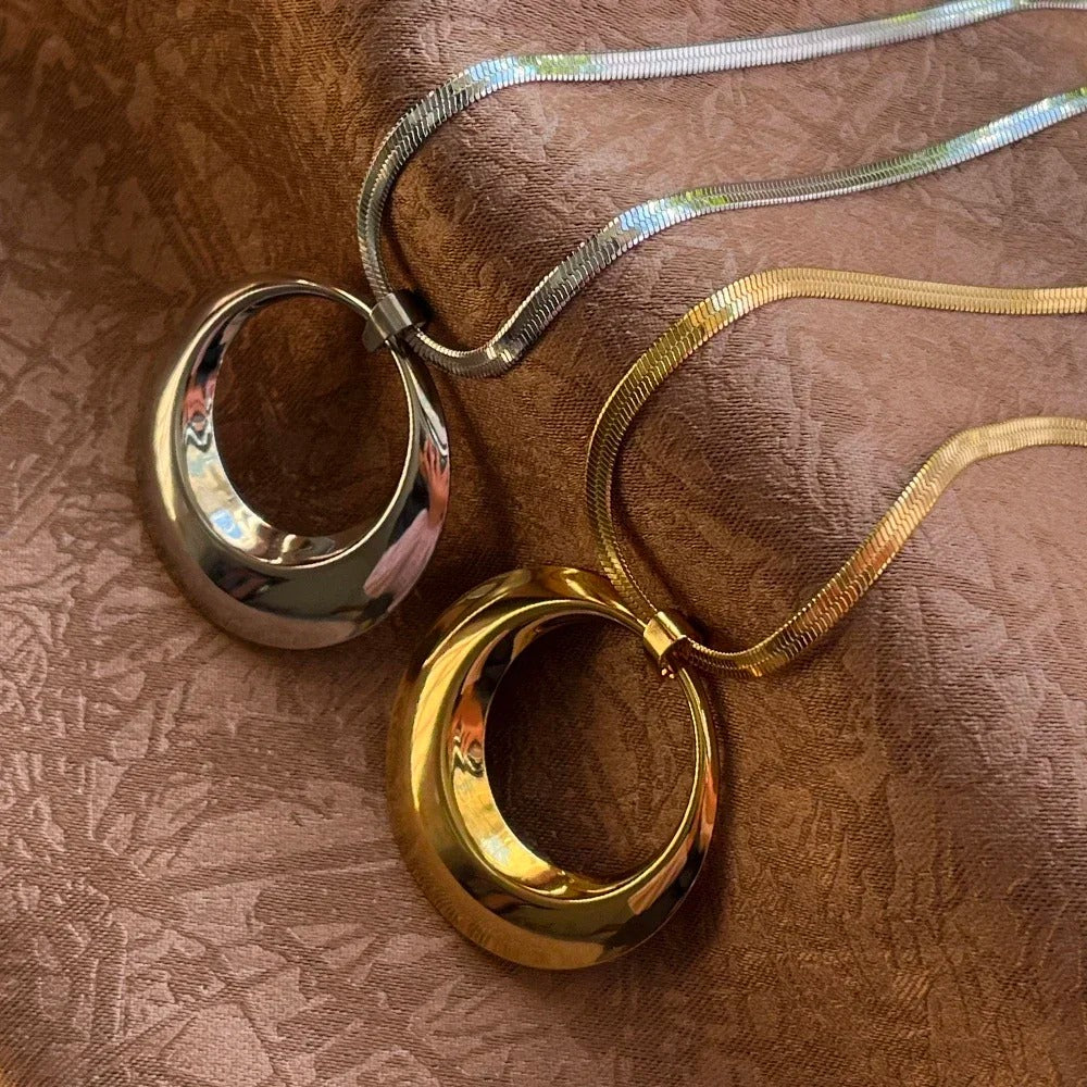 Exaggerated Big "O" Necklace - Image 3