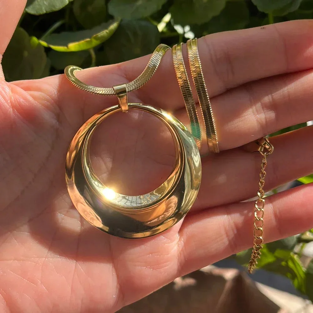 Exaggerated Big "O" Necklace - Image 4