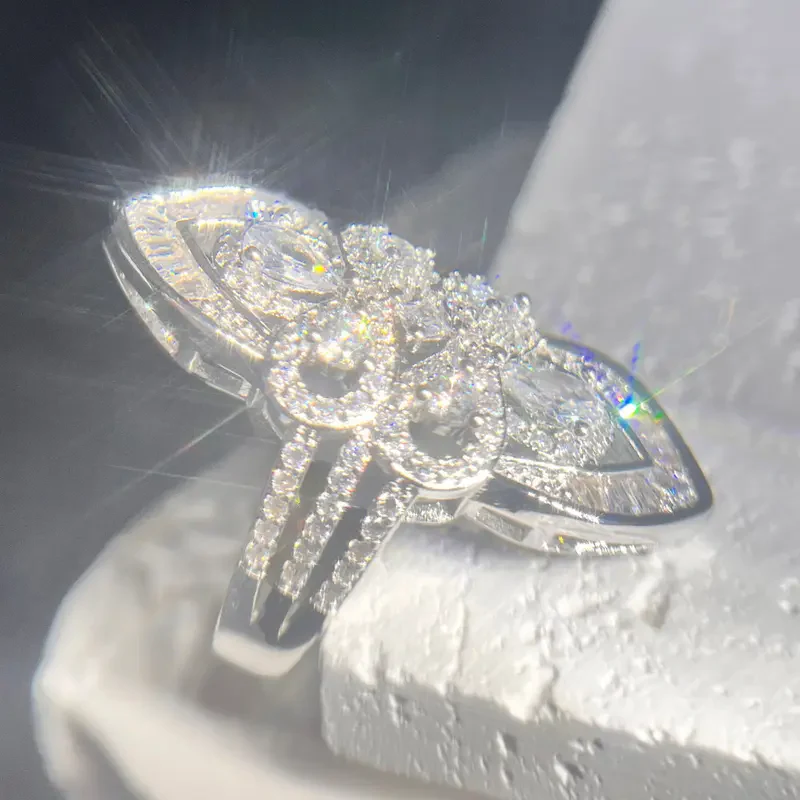 Exquisite Shiny Flower Ring - Image 3