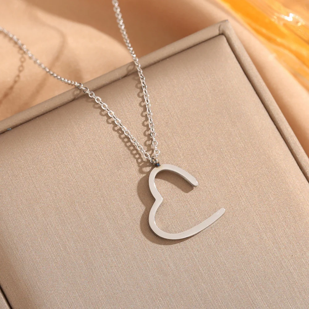 Heart Pendant Clavicle Necklace - Image 3