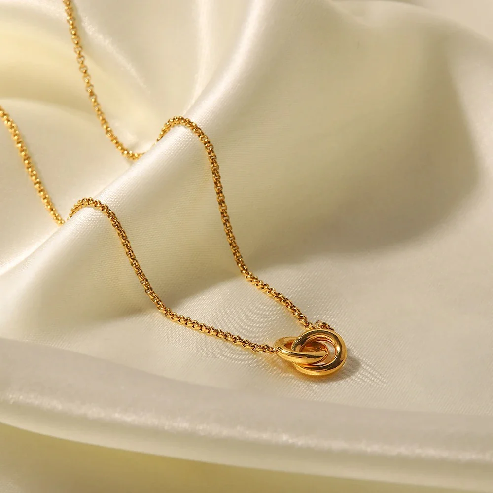 Interlocking Hoops Necklace - Image 3
