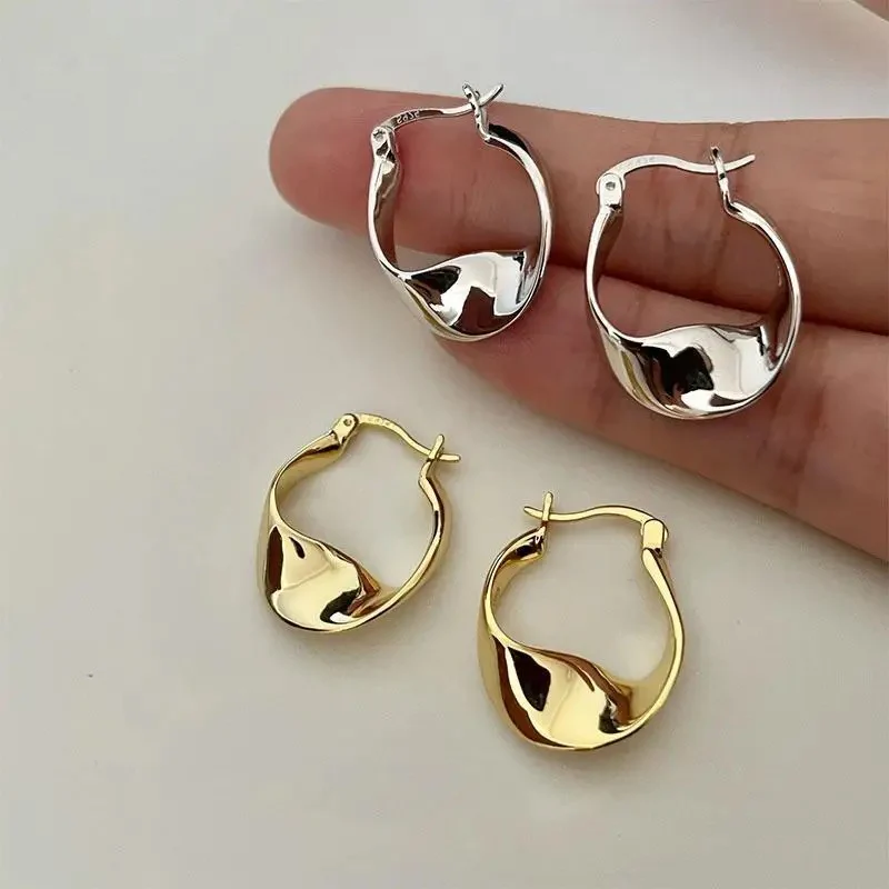 Irregular Wavy Hoop Earrings - Image 3