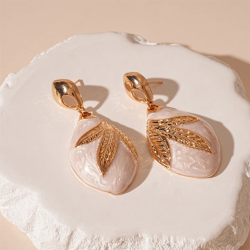 Leaf Accent Shell Drop Earrings - Image 4