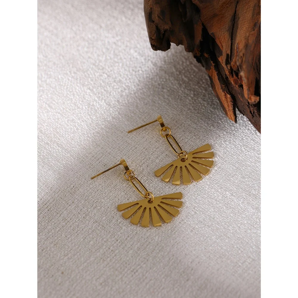 Minimal Scalloped Earrings - Image 3