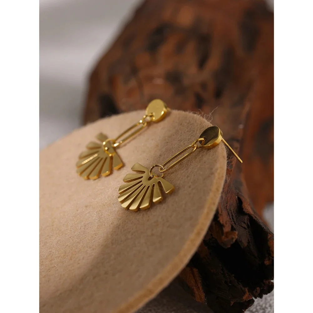 Minimal Scalloped Earrings - Image 4