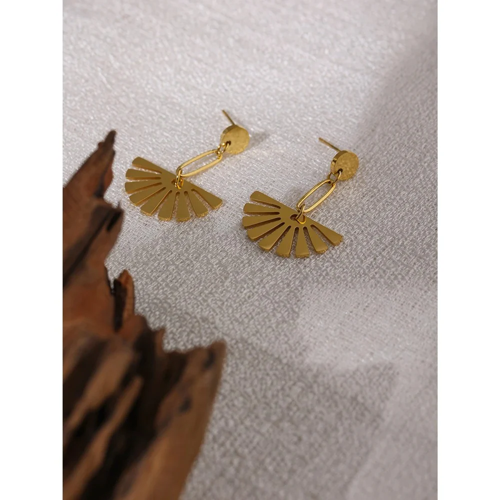 Minimal Scalloped Earrings - Image 5