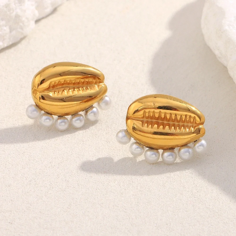 Smooth Pearl Seashell Stud Earrings
