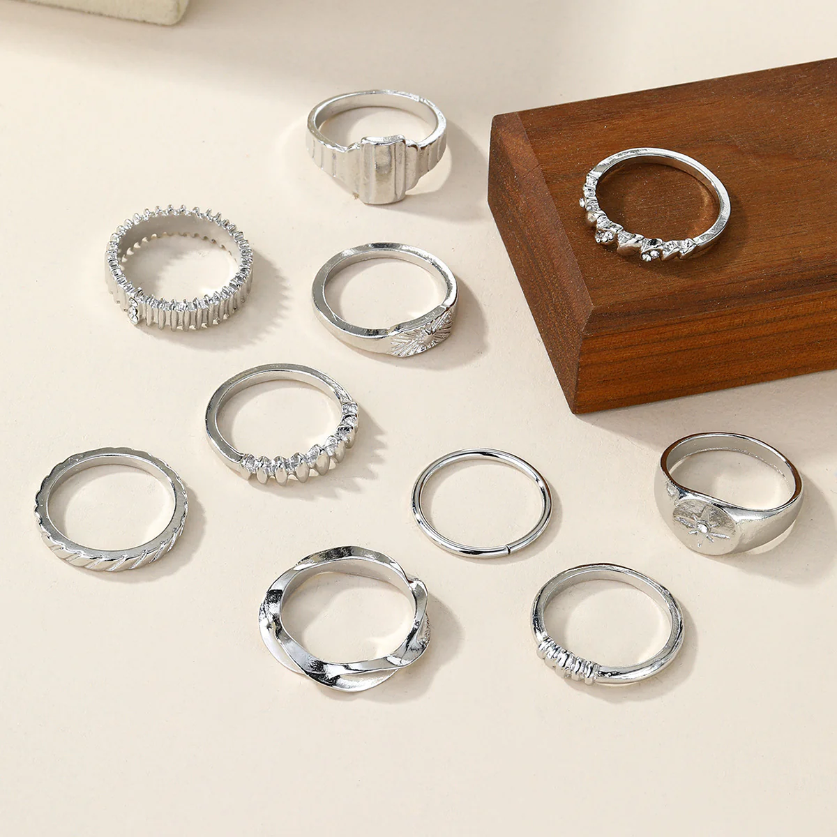 Trendy Gold Cuff Ring Set - Image 4